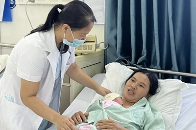 Chăm sóc sức khỏe cho bà mẹ, trẻ em tại Bệnh viện Sản-Nhi Lào Cai.