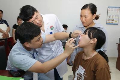 Các y, bác sĩ Bệnh viện Hữu nghị Việt Nam-Cuba khám sàng lọc cho trẻ tại chương trình.