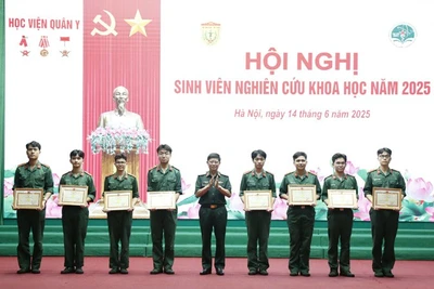 Lãnh đạo Học viện Quân Y trao Bằng khen cho các tác giả đoạt giải.
