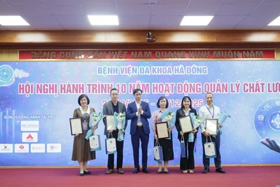 Tiến sĩ, Bác sĩ Nguyễn Thành Vinh tặng hoa và quà lưu niệm cho các báo cáo viên đến từ các bệnh viện.