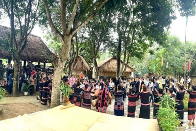 Biểu diễn nghệ thuật truyền thống tại Làng Văn hóa-Du lịch các dân tộc Việt Nam (xã Hòa Lạc, Hà Nội). (Ảnh NGUYỄN ĐĂNG)