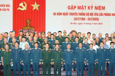 Các đại biểu tại lễ gặp mặt kỷ niệm 60 năm truyền thống Bộ đội Tên lửa Phòng không. (Ảnh: TRỌNG ĐỨC)