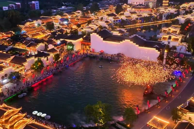 Du lịch đêm ở Thủy trấn Lê Kiều, thành phố Đồng Lăng, tỉnh An Huy, Trung Quốc. (Ảnh: Tân Hoa xã)