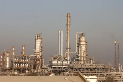 Quang cảnh nhà máy lọc dầu Abadan tại thành phố Abadan ở phía tây nam Iran, ngày 29/12/2010. (Ảnh: XINHUA)