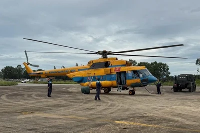 Máy bay trực thăng Mi 171 cất cánh từ sân bay Hòa Lạc (Hà Nội) di chuyển vào sân bay Vinh (Nghệ An) thực hiện nhiệm vụ cứu trợ.