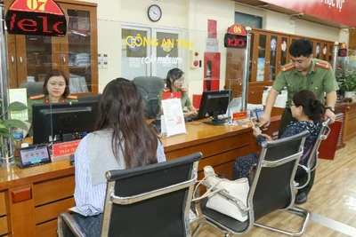 Cán bộ Phòng Hồ sơ-nghiệp vụ hướng dẫn cấp phiếu lý lịch tư pháp cho người dân tại Trung tâm Phục vụ hành chính công tỉnh Bắc Ninh.