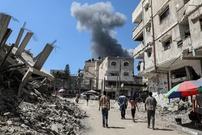 Khói bốc lên sau cuộc không kích của Israel xuống thành phố Gaza ngày 10/9/2025. (Ảnh minh họa: THX/TTXVN)