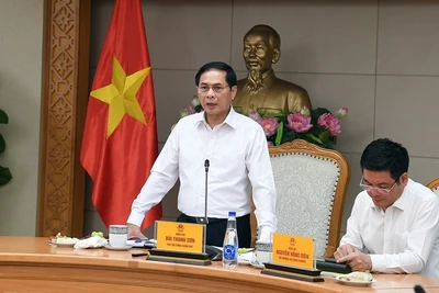 Phó Thủ tướng quán triệt yêu cầu các mặt hàng đưa vào triển lãm phải là những mặt hàng tiêu biểu, được kiểm soát chặt chẽ về chất lượng. (Ảnh: VGP/Hải Minh)