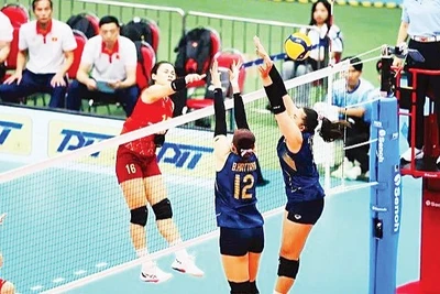 Đội tuyển bóng chuyền nữ Việt Nam (áo đỏ) trong trận chung kết với Thái Lan tại SEA Games 33.