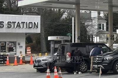 Người dân mua xăng tại một trạm bán lẻ xăng dầu trên Đại lộ Connecticut ở thủ đô Washington của Mỹ. (Ảnh: Ngọc Quang/PV TTXVN tại Mỹ)