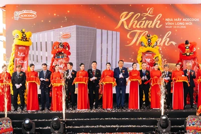 Các đại biểu và ban lãnh đạo Công ty tham gia nghi thức khánh thành nhà máy Acecook Vĩnh Long. 