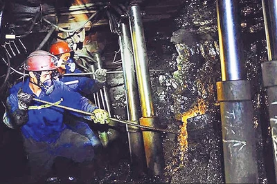 Việc đầu tư thiết bị khai thác hầm lò hiện đại, đồng bộ của Công ty Than Vàng Danh đã góp phần giảm tác động môi trường từ việc khai thác than. (Ảnh: QUANG THỌ)