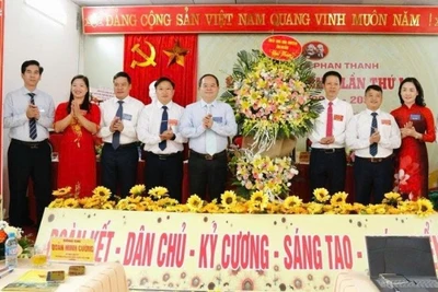 Bí thư Tỉnh ủy Cao Bằng Quản Minh Cường (thứ 5 từ trái sang) tặng hoa chúc mừng thành công Đại hội Đảng bộ xã Phan Thanh, tỉnh Cao Bằng.