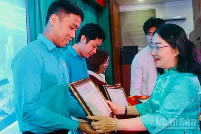 Bà Nguyễn Kim Loan, Thành ủy viên, Phó Chủ tịch Liên đoàn Lao động thành phố trao Bằng khen cho tập thể, cá nhân đạt giải.