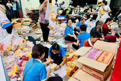 Điểm tiếp nhận tập trung tại cơ quan Ủy ban Mặt trận Tổ quốc Việt Nam Thành phố Hồ Chí Minh mọi người đang tích cực phân loại và đóng gói hàng hóa để vận chuyển tới tay bà con sớm nhất.