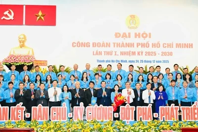 Ban Chấp hành, Ban Thường vụ Liên đoàn Lao động Thành phố Hồ Chí Minh nhiệm kỳ mới ra mắt Đại hội. (Ảnh: VIỆT DŨNG) 