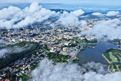 Khu vực trung tâm Lâm Đồng bồng bềnh mây trắng.