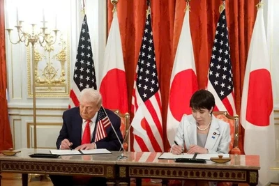 Tổng thống Mỹ Donald Trump và Thủ tướng Nhật Bản Takaichi Sanae ký văn kiện hợp tác tại Tokyo.