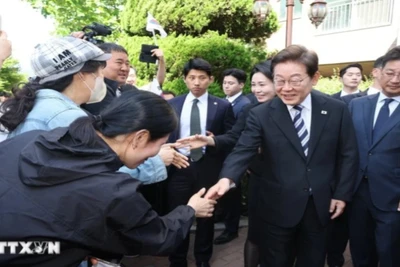 Tân Tổng thống Hàn Quốc Lee Jae-myung chào người dân khi rời nhà riêng ở Incheon để tới lễ nhậm chức, ngày 4/6/2025. (Ảnh: Yonhap/TTXVN)