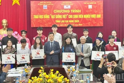 Trao học bổng cho các tân sinh viên tỉnh Lào Cai.