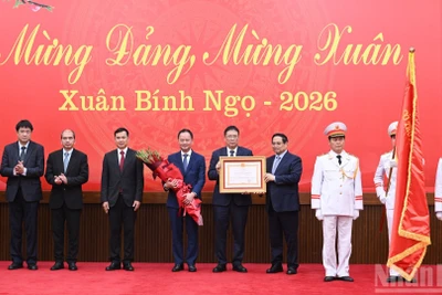 Thủ tướng Chính phủ Phạm Minh Chính trao tặng Huân chương Lao động hạng Nhất tặng Viện Hàn lâm Khoa học và Công nghệ Việt Nam.