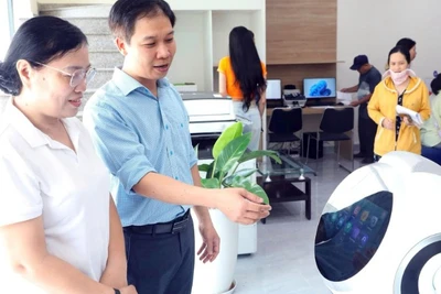 Báo Dân Xã Robot phục vụ người dân tại Trung tâm Phục vụ hành chính công phường An Khánh, Thành phố Hồ Chí Minh. (Ảnh: VÕ LIÊN)
