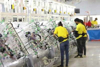 Trong một nhà máy sản xuất dây điện ở tỉnh Kampong Speu, Campuchia. (Ảnh: Khmer Times)