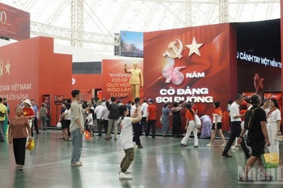 Công chúng tham quan triển lãm "95 năm Cờ Đảng soi đường".