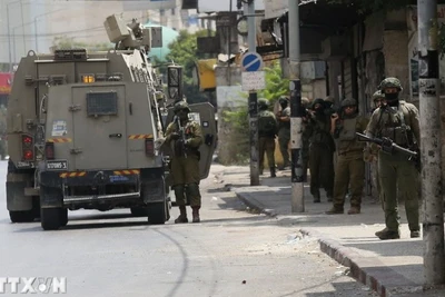Các lực lượng Israel được triển khai tại thành phố Nablus, Bờ Tây. (Ảnh: THX/TTXVN)