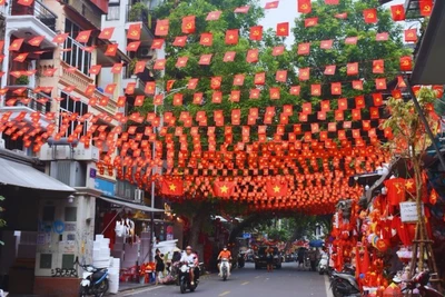 Hà Nội rực rỡ cờ hoa mừng Đại lễ và chào đón khách du lịch trong và ngoài nước trong dịp kỷ niệm 80 năm Quốc khánh 2/9.