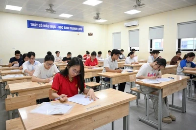 Thí sinh tại điểm thi Trường trung học cơ sở Nguyễn Trường Tộ, Hà Nội. (Ảnh THẾ ĐẠI)