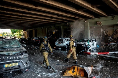 Hiện trường một vụ tấn công bằng tên lửa từ Iran nhằm vào miền bắc Israel. (Ảnh: TÂN HOA XÃ)