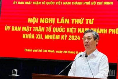 Đồng chí Nguyễn Phước Lộc, Phó Bí thư Thành ủy, Chủ tịch Ủy ban Mặt trận Tổ quốc Việt Nam Thành phố Hồ Chí Minh phát biểu tại Hội nghị.