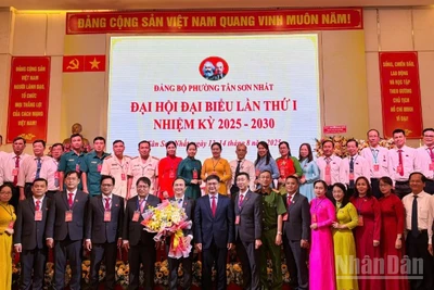 Ra mắt Ban Chấp hành Đảng bộ phường Tân Sơn Nhất. 