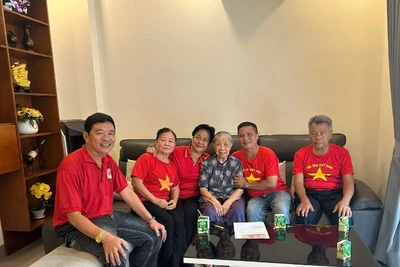 Chiều 1/9, lãnh đạo Ủy ban nhân dân phường Tân Sơn Nhất đã cùng tổ công tác khu phố 25 đến thăm và trao quà Tết Độc lập 2/9 cho Mẹ Việt Nam Anh hùng Dương Kim Lan.