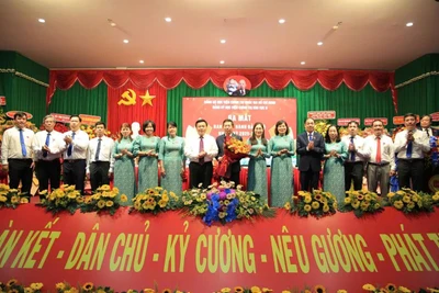 Giáo sư, Tiến sĩ Nguyễn Xuân Thắng tặng hoa chúc mừng Ban Chấp hành Đảng bộ Học viện Chính trị khu vực II, nhiệm kỳ 2025-2030.