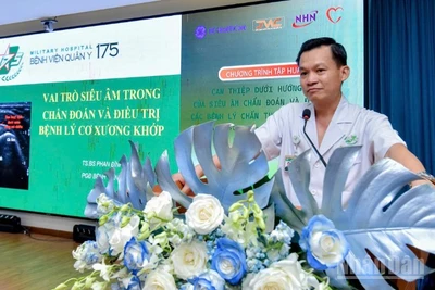 Đại tá, Tiến sĩ, bác sĩ Phan Đình Mừng, Phó Giám đốc Bệnh viện Quân y 175, Giám đốc Viện Chấn thương Chỉnh chia sẻ tại buổi tập huấn.
