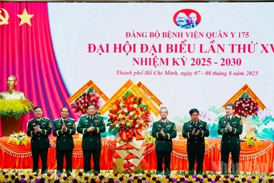  Thượng tướng Huỳnh Chiến Thắng trao lẵng hoa của Thường vụ Quân ủy Trung ương chúc mừng đại hội. (Ảnh: VƯƠNG LÊ)