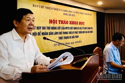 Tiến sĩ Nguyễn Hữu Dũng, Nguyên Phó Chủ tịch Ủy ban Trung ương Mặt trận Tổ quốc Việt Nam, Chủ nhiệm Đề tài phát biểu tại hội thảo.