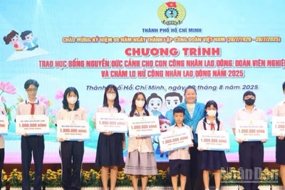 Bà Lê Thị Kim Thúy, Phó Chủ tịch Liên đoàn Lao động Thành phố Hồ Chí Minh trao học bổng Nguyễn Đức Cảnh cho các em học sinh, sinh viên.