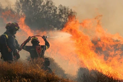 Lửa bao trùm vùng rừng rộng lớn trên đảo Crete của Hy Lạp.