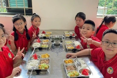 Giờ ăn trưa của học sinh Trường tiểu học Chất lượng cao Tràng An, phường Hoàn Kiếm, Hà Nội. (Ảnh: QN) 
