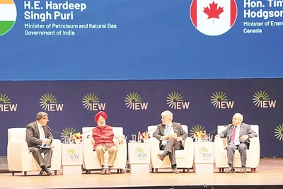 Đại diện Ấn Độ và Canada thảo luận về hợp tác năng lượng.