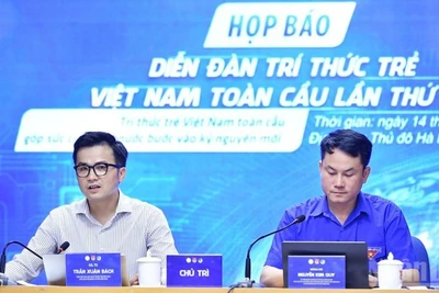 Từ phải qua: Phó Chủ tịch Thường trực Hội Liên hiệp Thanh niên Việt Nam Nguyễn Kim Quy và Giáo sư, Tiến sĩ Trần Xuân Bách chủ trì buổi họp báo.