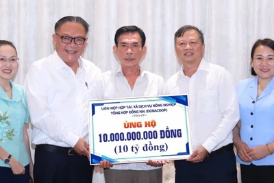 Đại diện Liên hiệp Hợp tác xã dịch vụ nông nghiệp Đồng Nai trao số tiền ủng hộ. (Ảnh: HUY ANH)
