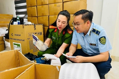 Công an Hà Nội khám xét lô thực phẩm chức năng, thiết bị y tế giả. (Ảnh THÚY HÀ)