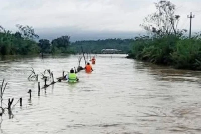 Công an xã Quảng Trạch, tỉnh Quảng Trị tổ chức tìm kiếm bé gái bị nước lũ cuốn trôi trong chiều nay.