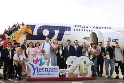 Lễ đón vị khách quốc tế thứ 20 triệu đến Việt Nam trong năm 2025. (Ảnh: Bộ VHTTDL)