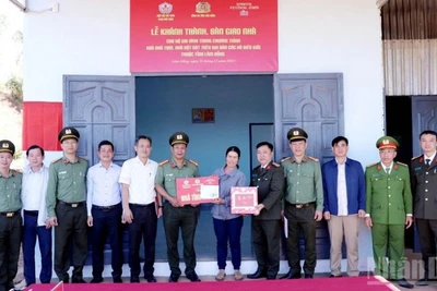 Lãnh đạo Công an tỉnh Lâm Đồng, chính quyền địa phương và đại diện các nhà tài trợ trao nhà cho các gia đình tại xã Quảng Trực.