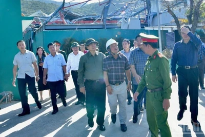 Thủ tướng Phạm Minh Chính đi thị sát, tìm hiểu các doanh nghiệp bị thiệt hại bởi bão số 13 tại Công ty TNHH Tổng hợp Tân Đại Nam ở Khu kinh tế Nhơn Hội. (Ảnh: THANH GIANG)